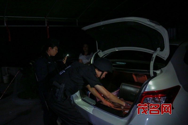 民警在犯罪嫌疑人车辆搜查证物（潘振雄摄）.jpg