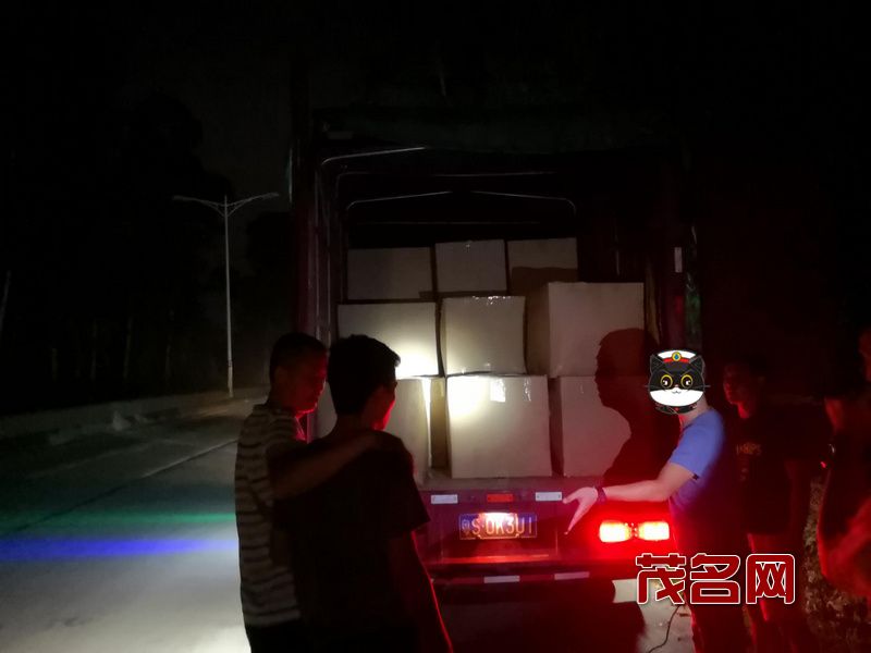 运送货物到陆丰的货车被警方截停.jpg