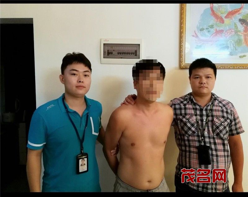 刘佳鑫（左一）抓获电信诈骗犯罪嫌疑人 .jpg
