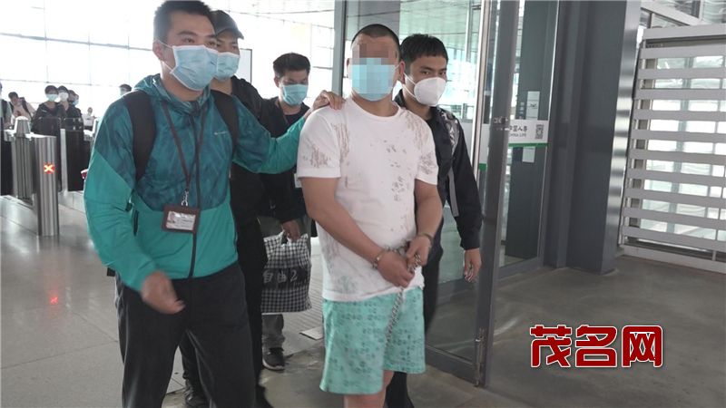 押解犯罪嫌疑人汪某.jpg