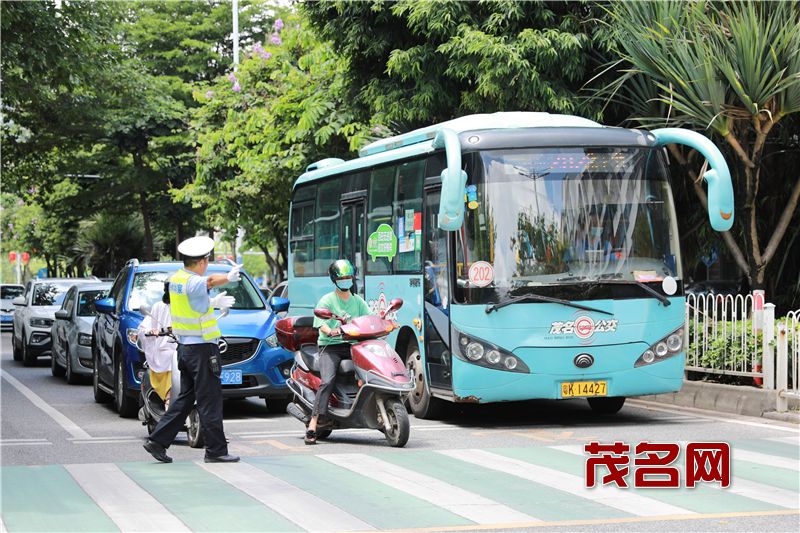 交警在考场周边维护秩序 麦田田 摄.jpg