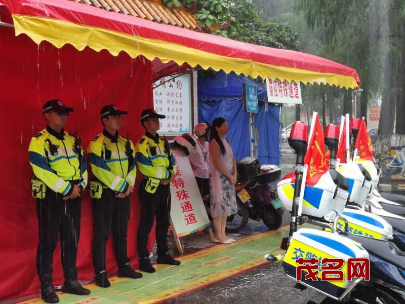 铁骑队员在暴雨中站岗值守.jpg