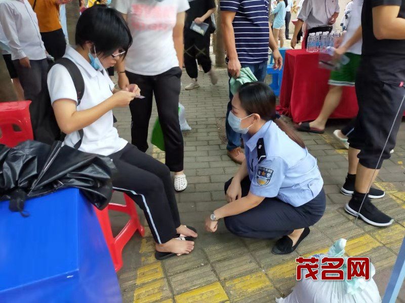 公安辅警为考生送上止血贴.jpg