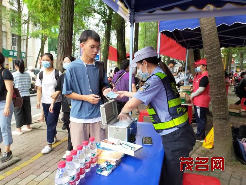 服务站为考生提供口罩.jpg