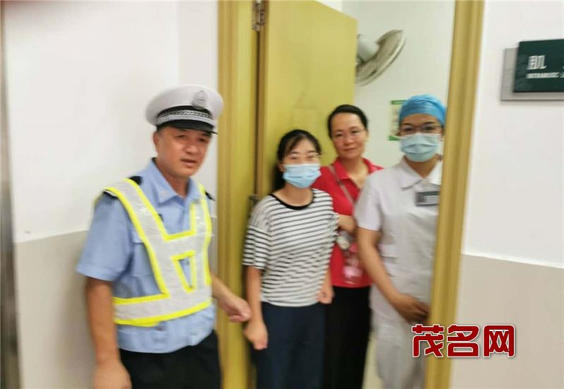 一考生身体不适 交警送往医院救治.jpg