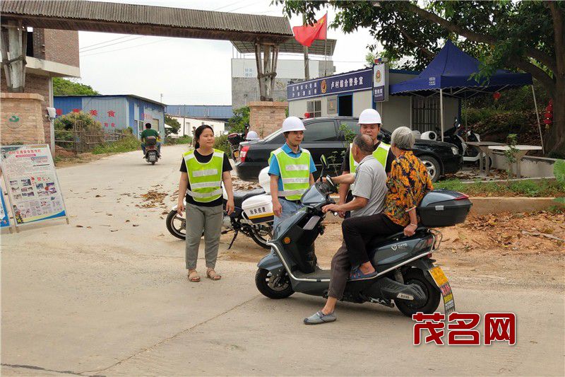 农村交通劝导员对群众驾驶摩托车不佩戴头盔行为进行劝导.jpg