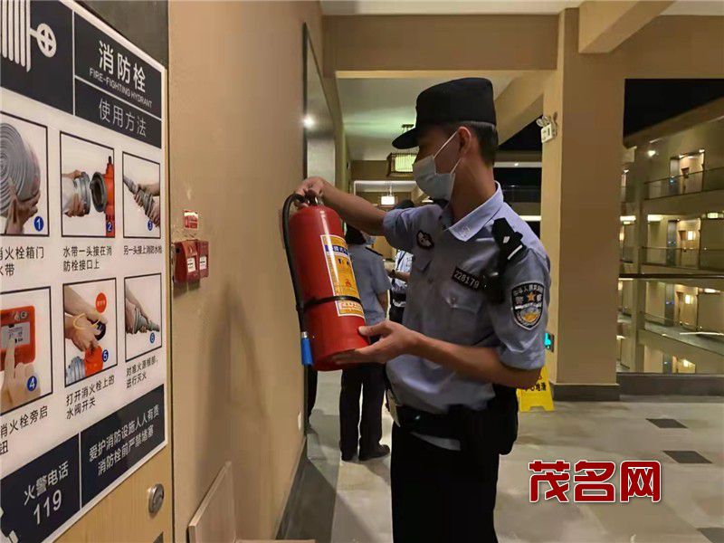 民警检查消防安全，将武恒摄.jpg