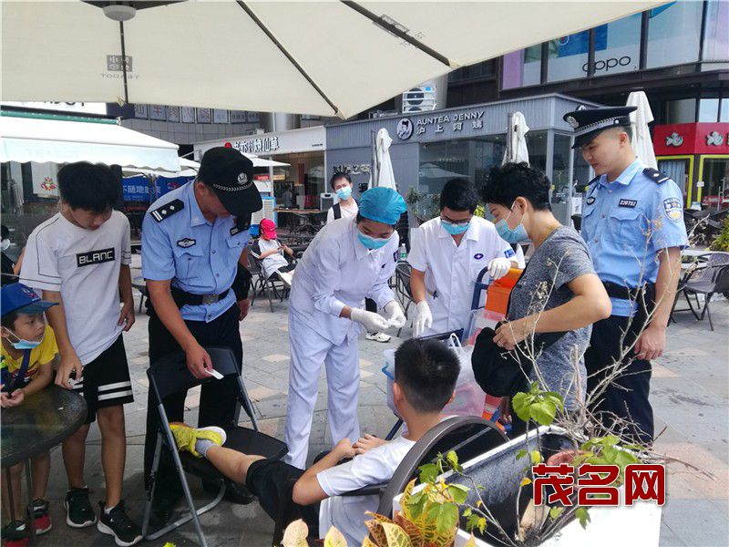 先锋队民警帮助受伤群众.jpg