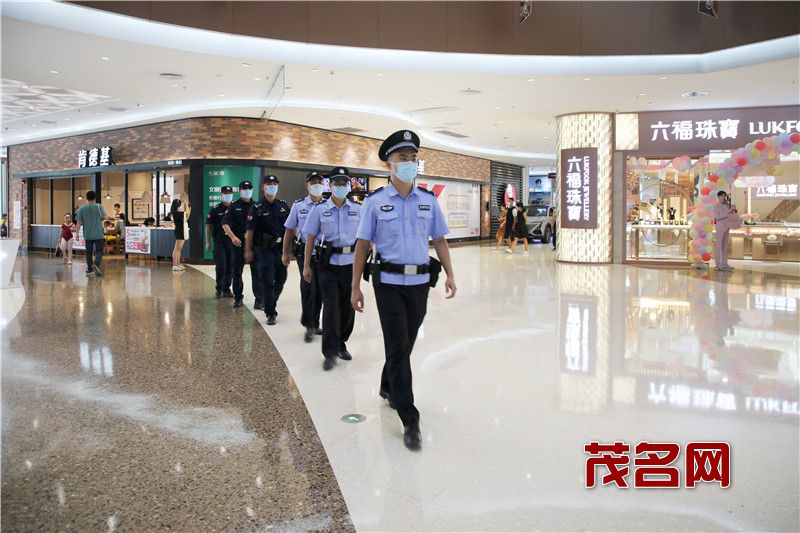 民警党员先锋队正在东汇城巡逻  赖碧怡摄.jpg